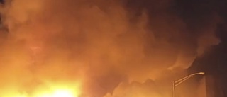 Invånare varnas efter storbrand i kemifabrik