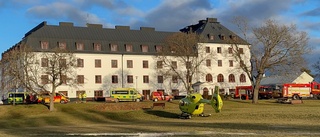 Fullt utvecklad brand på Wenngarns slott – familj räddad av rökdykare