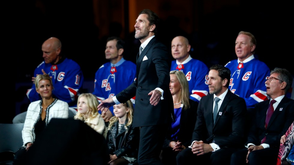 Henrik Lundqvist hade sällskap av sin närmaste familj och de legendariska Rangers-spelarna Mark Messier, Mike Richter, Adam Graves and Brian Leetch i Madison Square Garden.