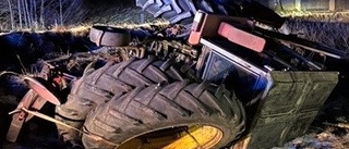 Traktor körde ner i dike – läckte diesel