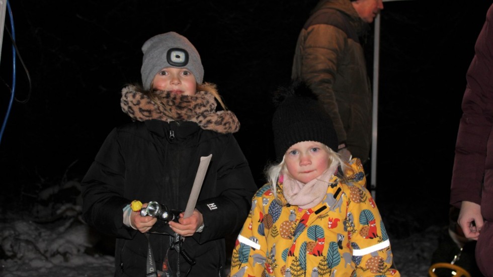 Elly, 7 år, och Ines, 4, var först med att klara av tomterundan.
"Det var lite läskigt men vi hade ficklampor", säger Elly som räknade till 22 tomtar utmed spåret.