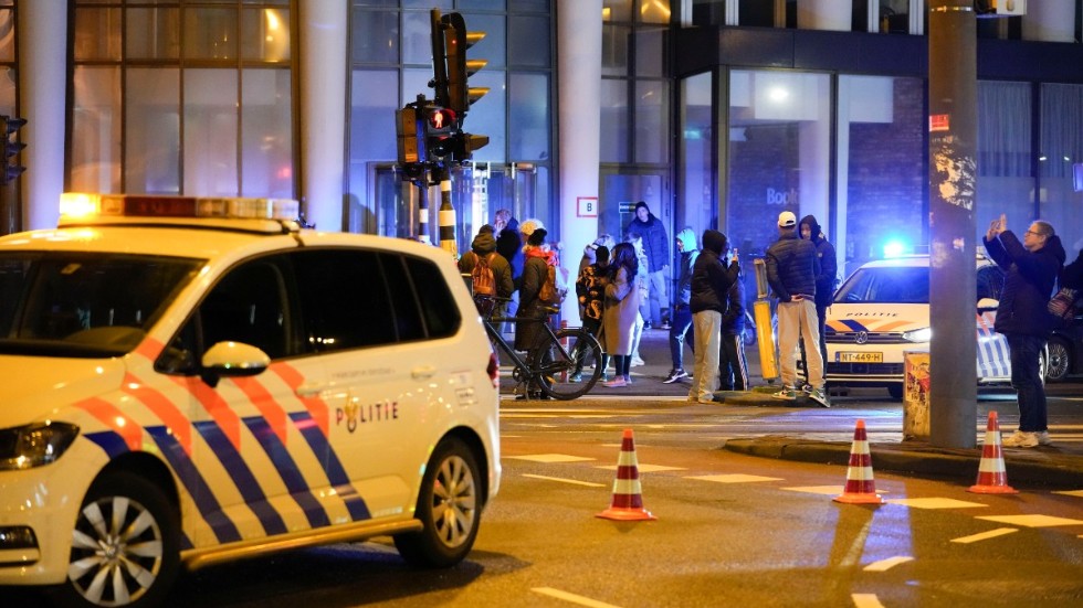 Polisen spärrade av området runt Apple-butiken i centrala Amsterdam medan gisslandramat pågick.