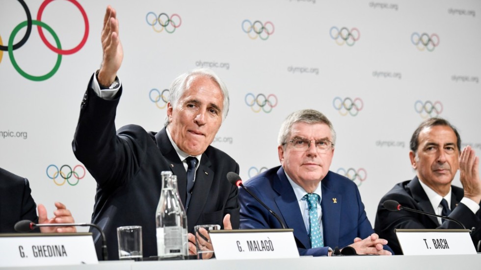 Italienska olympiska kommitténs ordförande Giovanni Malagó, till vänster, och Internationella olympiska kommitténs dito Thomas Bach, mitten, efter att Italien tilldelats vinter-OS 2026. Arkivbild.