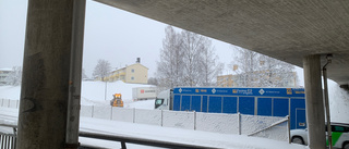 Efter snöfallet – lastbilar orsakar långa köer i centrala Skellefteå