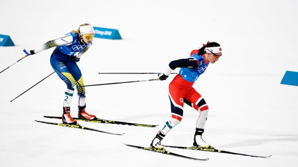 I Pyeongchang för fyra år sedan knäckte Marit Bjørgen Stina Nilsson på sista sträckan. I dag körs damernas skidstafett. Blir det svensk revansch? Arkivbild.