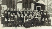 Högtidlig fotografering för småskolan i Rågrindan • 34 skolhus inom Piteå landskommun år 1912