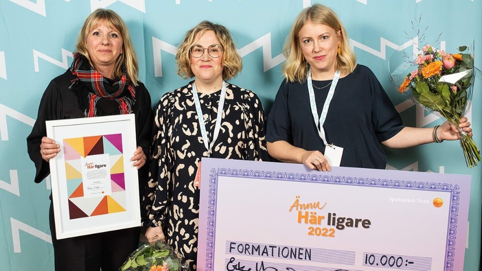 Erika Mattsson delar ut priset Ännu Här ligare till Moa Lundqvist och Sanna Eriksson som driver inredningsstudion Formationen.