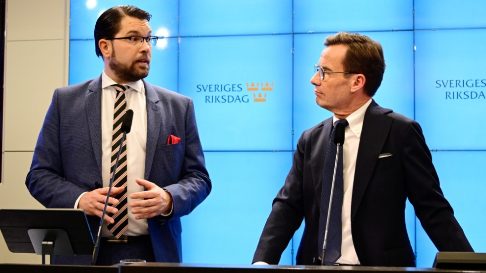 Statsminister Ulf Kristersson (M) och Sverigedemokraternas partiledare Jimmie Åkesson (SD) målar upp en falsk bild av Sverige. 

