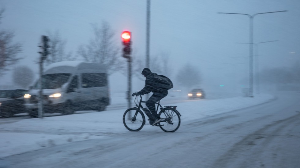 Om det är mycket snö blir det svårt. Det plogas ju först för bilar. Och sandas dåligt för cyklar. Då tar det längre tid eller så måste jag åka buss, skriver signaturen Elina. Genrebild.