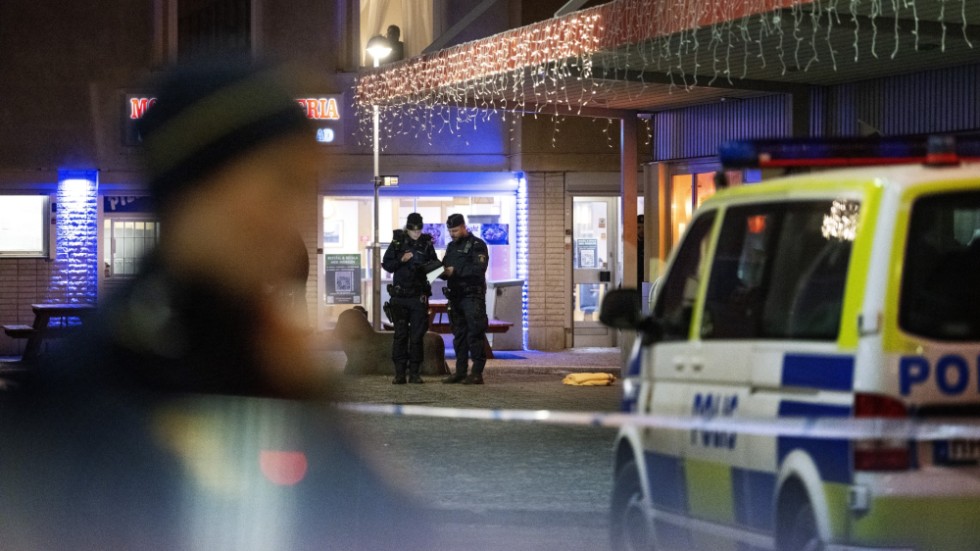 Polisavspärrningar vid mordplatsen i Skogås centrum söder om Stockholm den 28 januari i år.