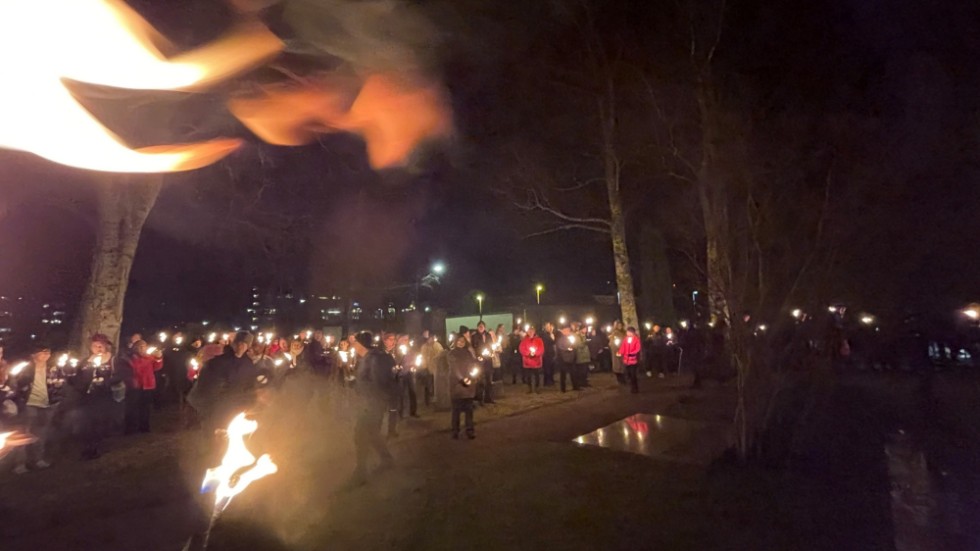 Många Norrköpingsbor slöt upp vid manifestationen på judiska begravningsplatsen då Förintelsens offer hedrades 2023.  