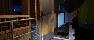 Brand i trapphus på Bergnäset: "När jag öppnade ytterdörren vällde det in svart rök"