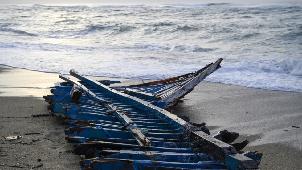Vrakdelar från den båt som i helgen förliste på Medelhavet har flutit i land på stranden i Steccato di Cutro i Kalabrien.