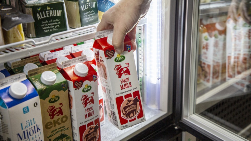 Det skiljer mycket i pris på en liter mjölk av eget märke i olika butiker, trots att påslaget är litet.