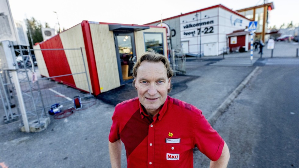 Christer Johansson vid containern där man ska kunna köpa varor när butiken är stängd.