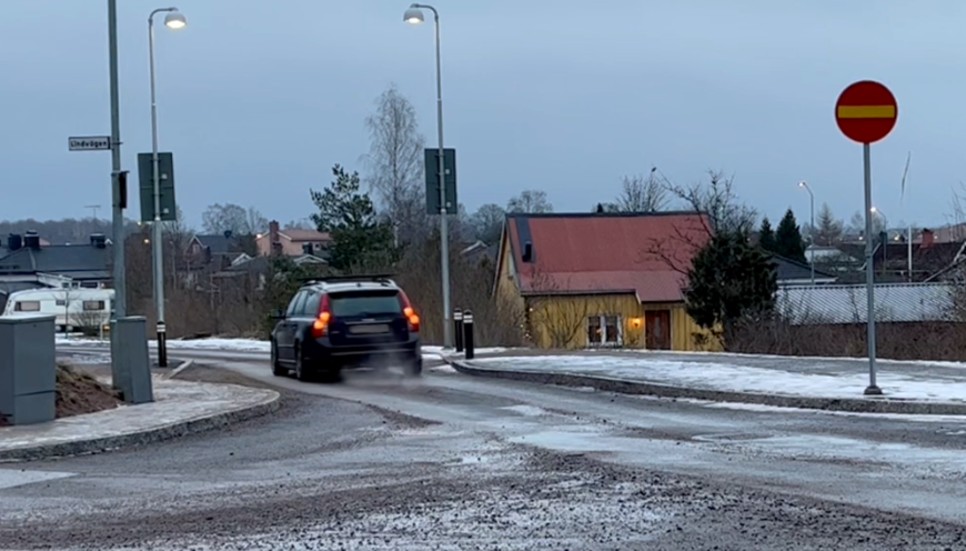 Genom att fortsätta på Aspedalsgatan kan bilisterna svänga in på Gränsgatan och köra vidare mot centrum.