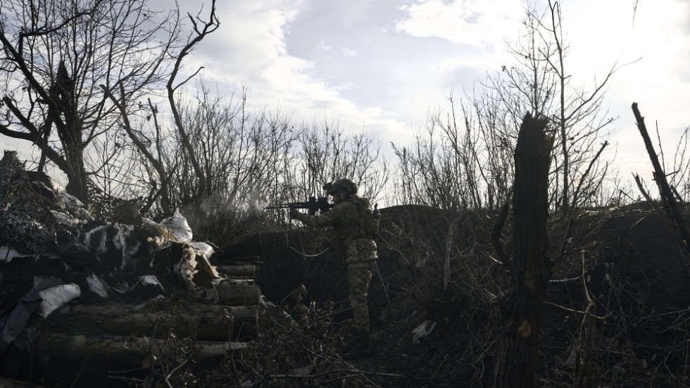 De ukrainska soldaterna är färre än de ryska, men gör ett förtvivlat gott motstånd.