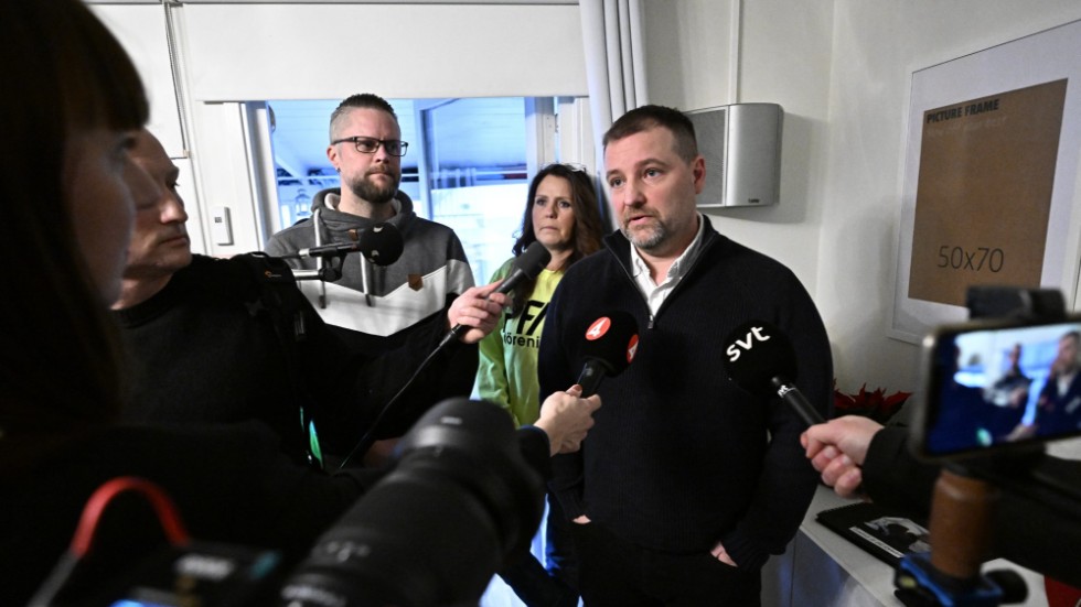 PFAS-föreningens ordförande Herman Afzelius och medlemmar i föreningen i hans hem i Kallinge efter domen i hovrätten över Skåne och Blekinge på tisdagen.