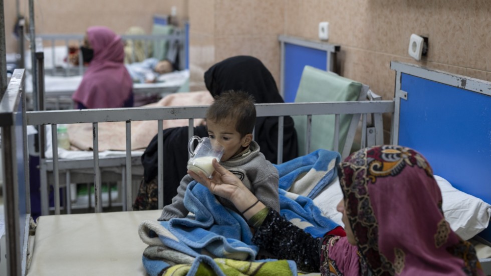 En kvinna matar sin undernärda son på ett barnsjukhus i Kabul i december 2021. Arkivbild.
