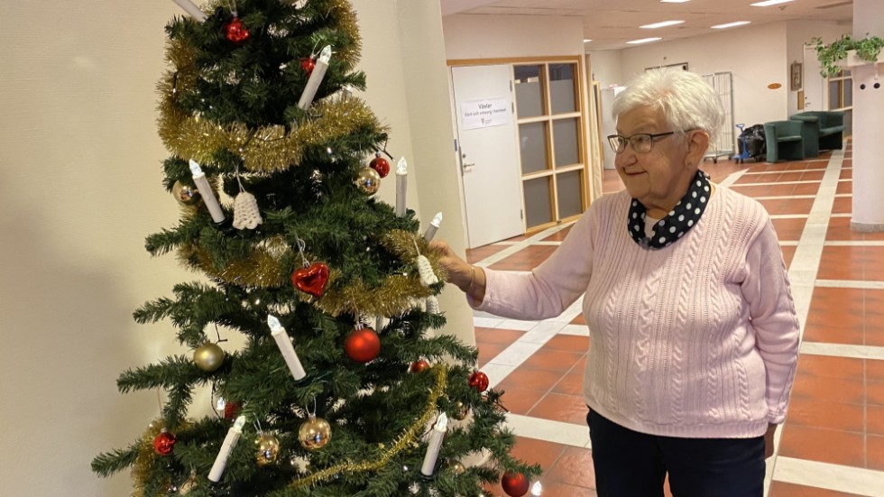 Eva Dargin är en av de boende på Granen i Vimmerby som gläds över att julgranen i foajén försetts med belysning. "Vi vill gärna veta vem som lämnat den så vi kan visa vår uppskattning", säger hon.