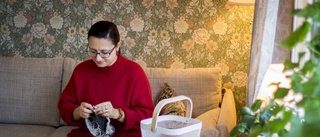 Olga har gjort årets julklapp i 20 år – stickar kläder till familjen: "Vill jag ha ett specifikt plagg gör jag det själv"