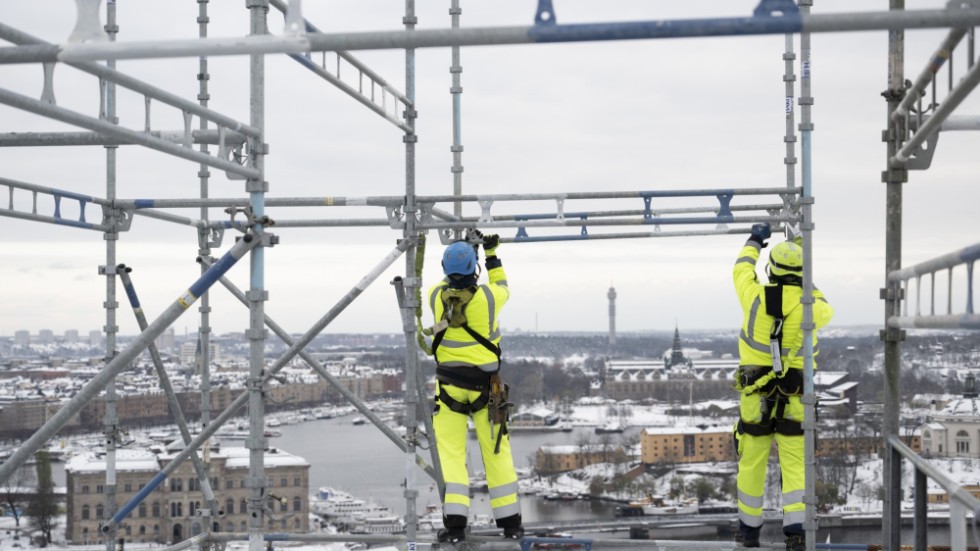 Byggnadsarbetare som skulle kunna bidra med sitt kunnande till tillväxt och moderna lägenheter hänvisas i stället av Sverigedemokraterna och regeringspartierna till arbetslöshet. Och det är många svenska arbetstillfällen som hotas, skriver Fredrik Olovsson (S) och Richard Mellberg, Byggnads.