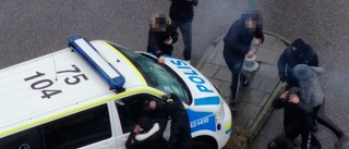 Se filmerna från polisens kameror under upploppen i Skäggetorp: "Bland det mest chockerande jag sett"