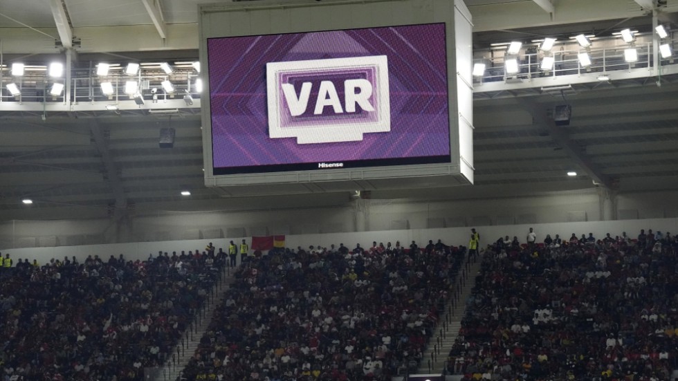 Turerna kring om videogranskningssystemet VAR ska införas i svensk elitfotboll fortsätter. Arkivbild.