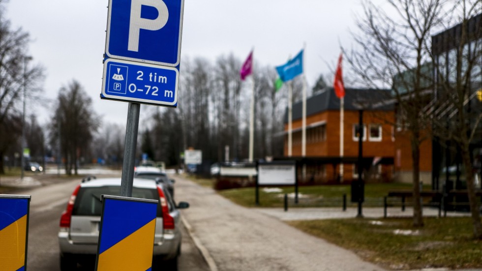 Gratisparkeringen vid socialtjänsten på Västgötagatan uppskattas av signaturen M. T. som dock irriterar sig på företagsbilar ofta använder sig av parkeringen.