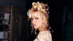 "Pamela, a love story" är en älskvärd revansch för skandaldrottningen Pamela Anderson