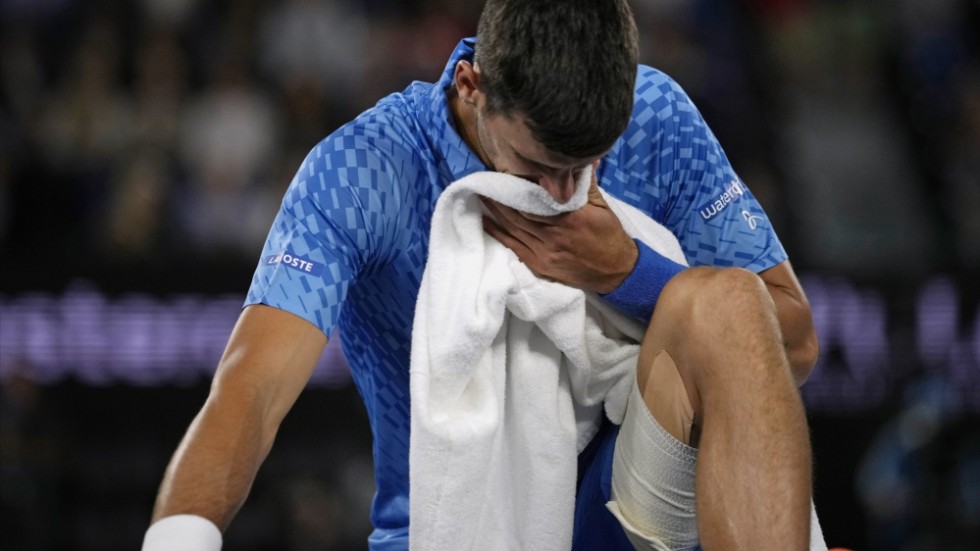 Novak Djokovic stretchar baksidan av det vänstra låret under torsdagens match mot Enzo Couacaud.