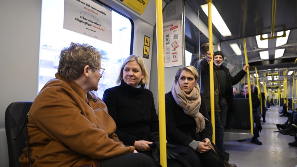 Socialdemokraternas partiledare Magdalena Andersson (S), Lena Hallengren (S) och Stockholms stads finansborgarråd Karin Wanngård (S) åker tunnelbana till Dalens Centrum. Syftet med besöket är att träffa invånare som drabbats av sprängningar och skjutningar i området.