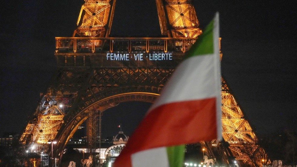 Eiffeltornet lystes under måndagskvällen upp med budskap till stöd för de omfattande regimkritiska protesterna i Iran.