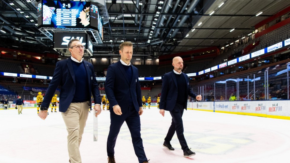 Johan Åkerman går ut från Saab Arena, tillsammans med tränare Daniel Eriksson. 2021 var det de två som delade på ledaransvaret för LHC.