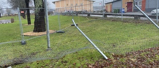Vansinnesfärd i Strängnäs – misstänkt rattfyllerist rammade staket