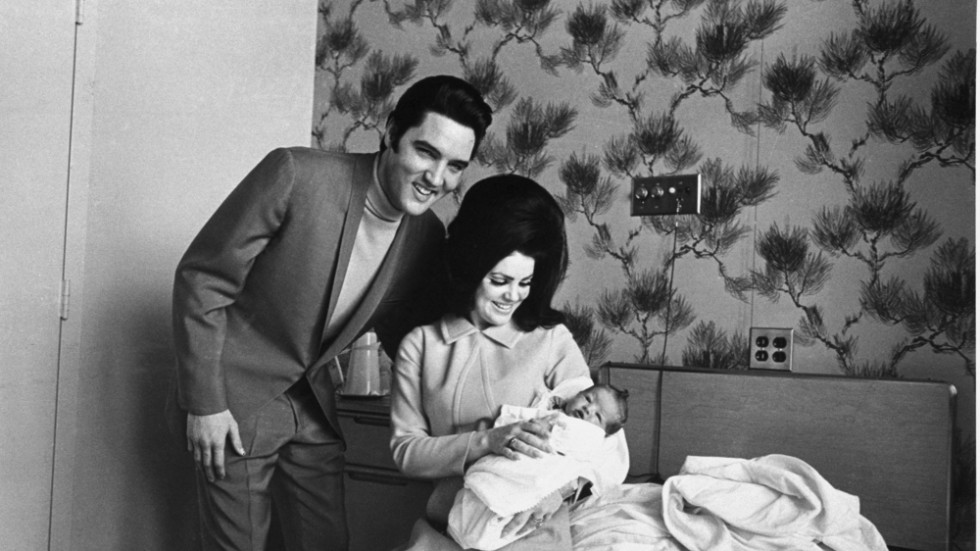 Första bilden tagen på Lisa Marie Presley, den 5 februari 1968, tillsammans med mamma Priscilla och pappa Elvis Presley.