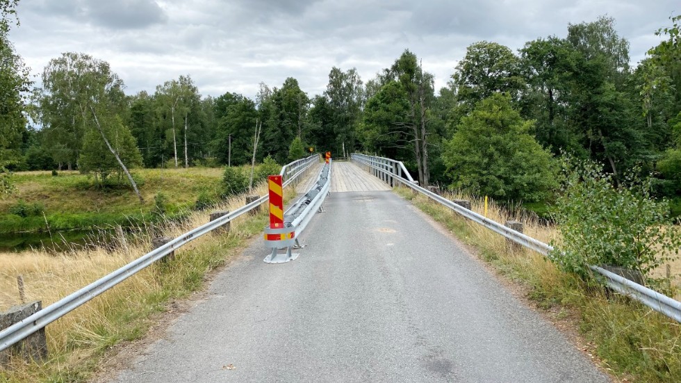 Rekordlågt vattenstånd, men ännu ser det inte ut som några förstärkningsarbeten av bron över Emån är på gång. När är det dags, undrar Carl-Wiktor Svensson (KD).