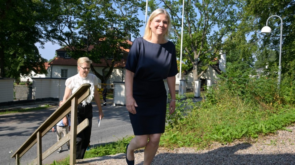 Skolminister Lina Axelsson Kihlblom (S) och statsminister Magdalena Andersson (S) på väg till pressträffen på Harpsund om kartläggning av utländska skolägare.