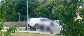 Kvinna på moped påkörd av personbil i Visbyrondell • Polisen: ”Det är svårt att säga hur allvarliga skador hon hade”
