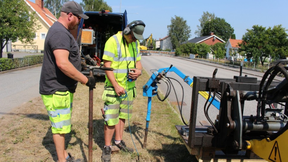 Hans Karlsson och Martin Edén arbetade under torsdagen med att laga vattenläckan på Östra Långgatan i Hultsfred.