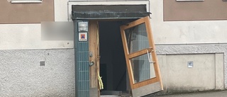 Explosion i flerfamiljshus i Åkers styckebruk: "Ytterdörren till trappuppgången är alldeles urblåst"