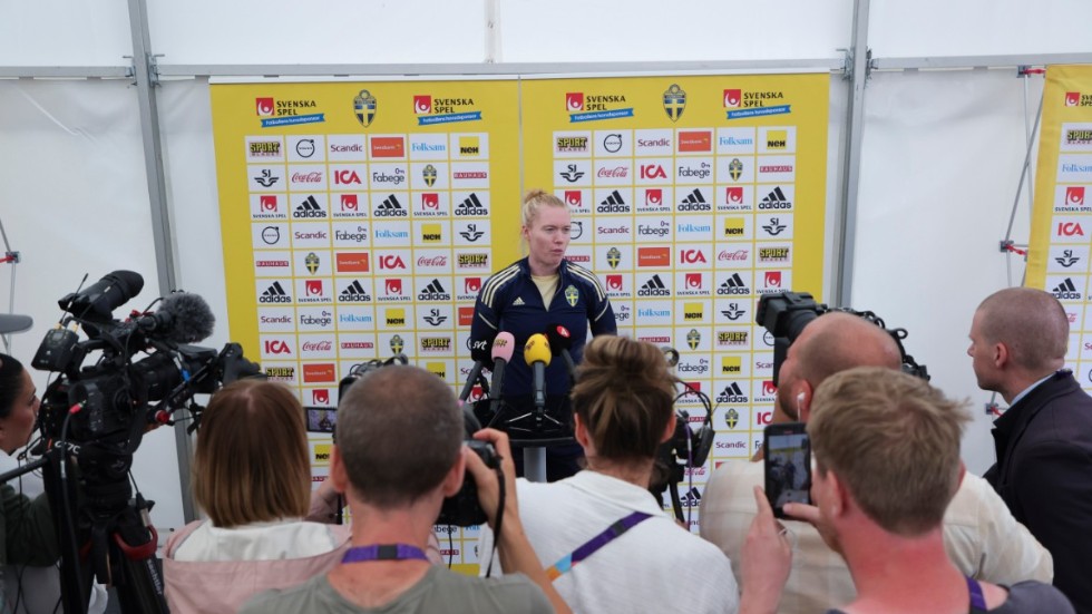 Landslagets målvakt Hedvig Lindahl var hett villebråd efter tisdagens träning, med anledning av att hon blivit klar för damallsvenska Djurgården.