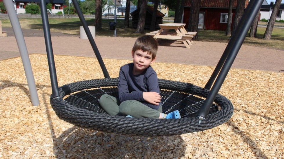 Sexårige Simon Karlsson tycker allting är lika roligt på den nya lekplatsen.