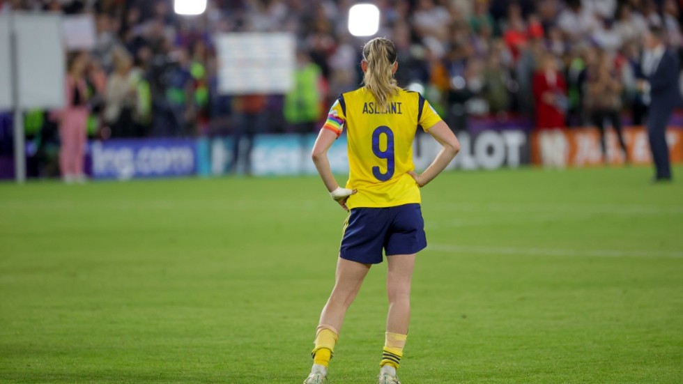 Kosovare Asllani deppar efter förlusten mot England.