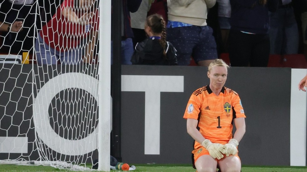 Hedvig Lindahl deppar under EM-semifinalen mot England.
