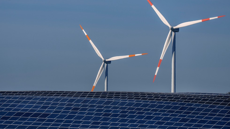 Vind- och solkraft är de två produktionsslag som kan byggas ut snabbast. I stället fokuserar Moderaterna på att subventionera ny kärnkraft, skriver debattörerna.