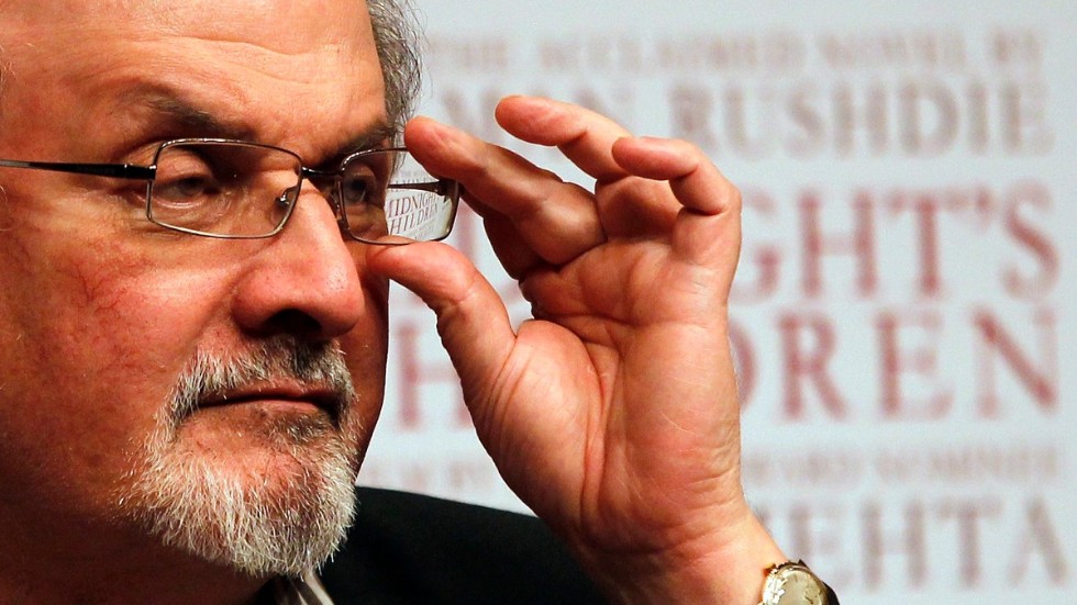 Författaren Salman Rushdie har levt hotad i decennier.