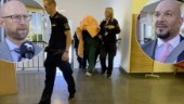 Efter flyktförsöket till Bulgarien: Här förs Bolidenkvinnan in i rättssalen i Skellefteå • Advokaten om hennes tid i häktet • ”Är extremt jobbigt”
