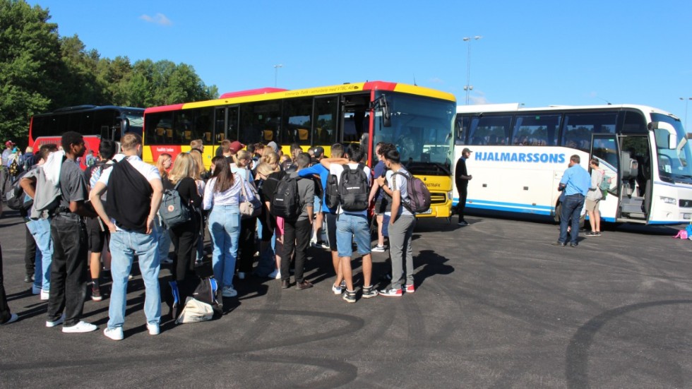 Omkring 200 ungdomar från Vimmerby åkte med de fyra bussarna till Liseberg på fredagsmorgonen.