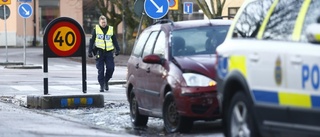 Bil i stolpe vid Alfeltsgatan i Eskilstuna – varning för halka